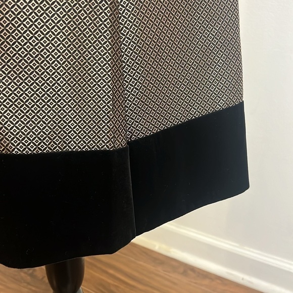 Ann Taylor Silk and Cotton Blend Gold Print and Faux Velvet Lined Skirt, Sz. 2. - Picture 4 of 12